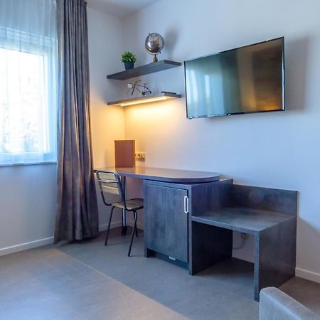 Manavahotel Ерстал Екстериор снимка