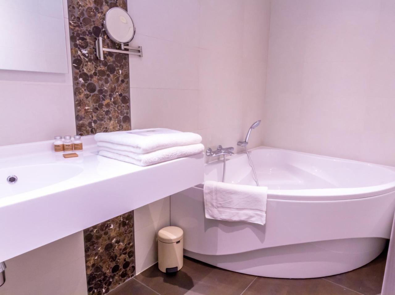 Manavahotel Ерстал Екстериор снимка