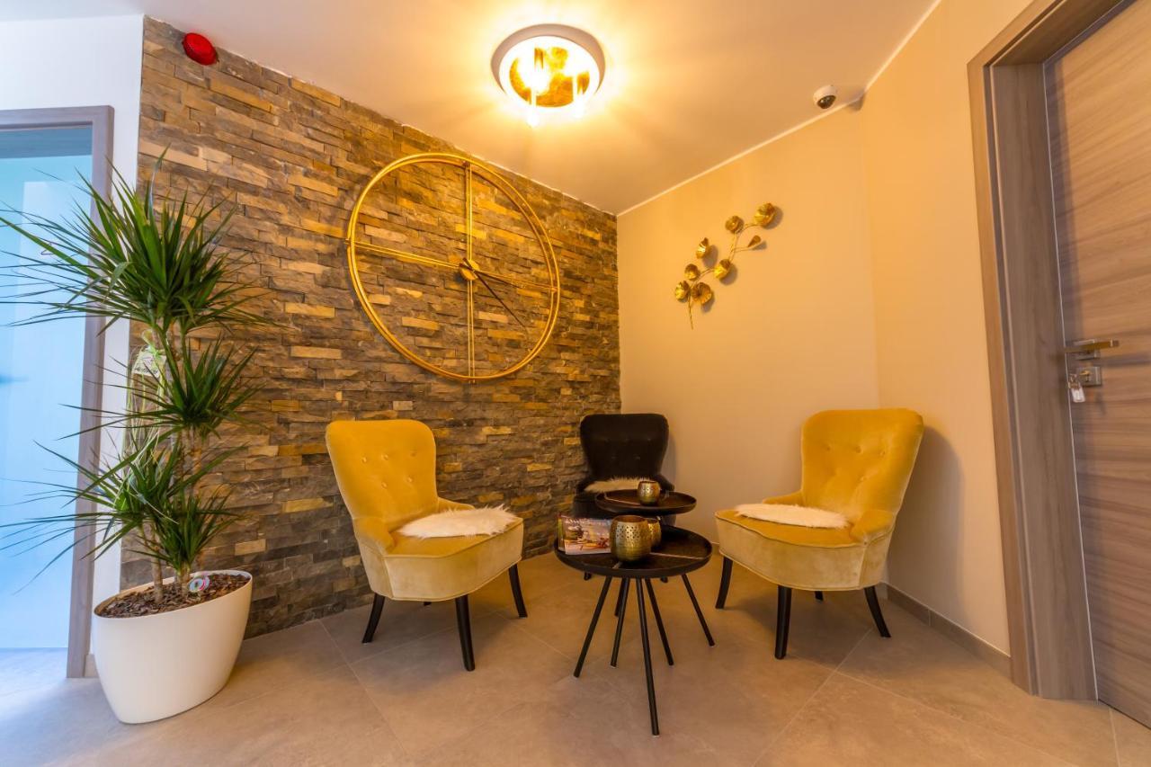 Manavahotel Ерстал Екстериор снимка