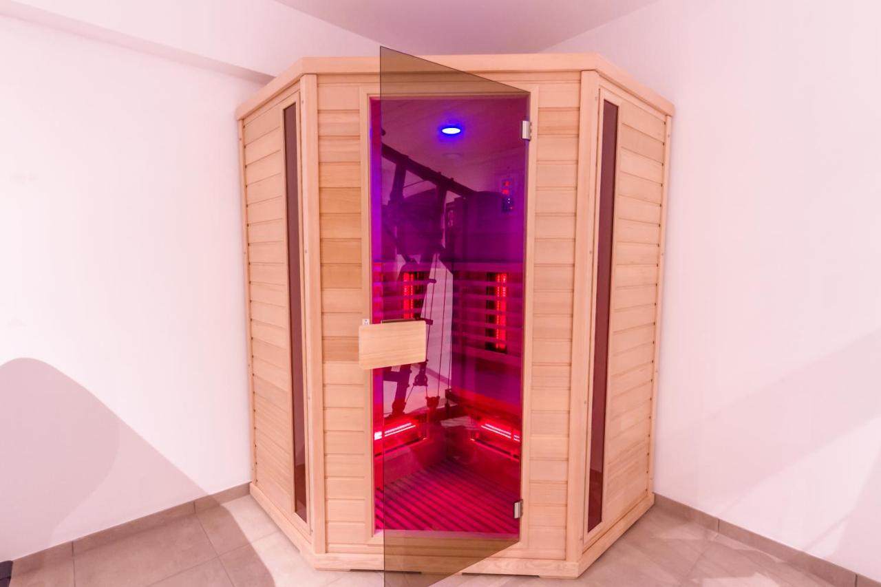 Manavahotel Ерстал Екстериор снимка